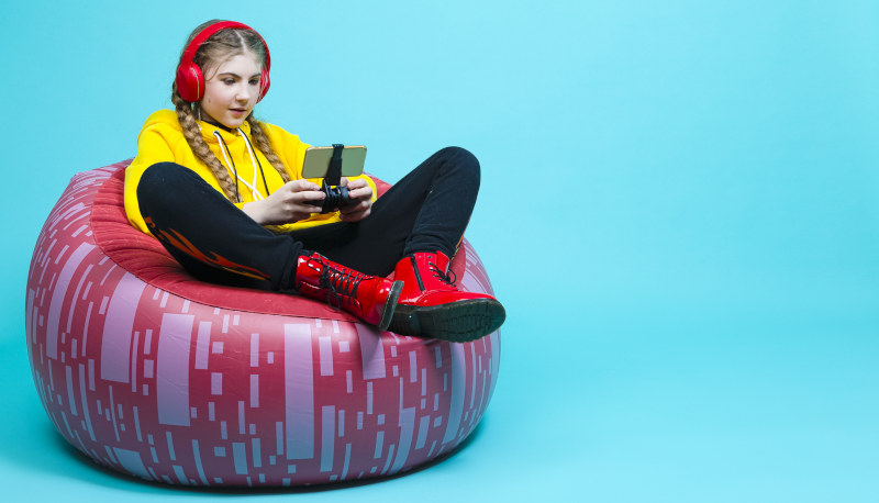 Adolescente gioca con un videogioco - Copy Bigstock